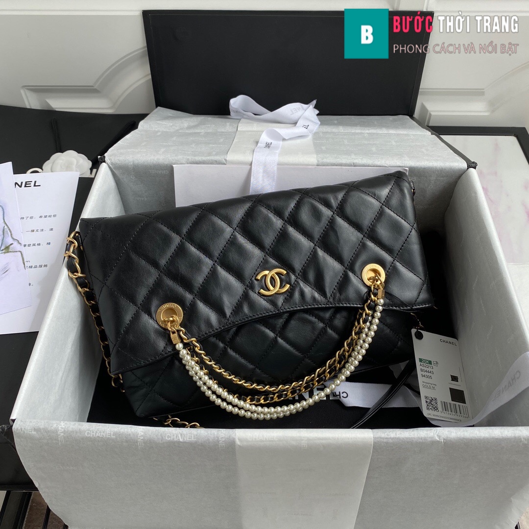 MUST Living shopper Chanel Bag