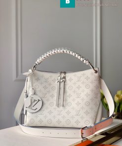 Túi xách LV Louis Vuitton Beaubourg Hobo siêu cấp màu đen khoác vai hoặc xách tay chất liệu da bê mahina cao cấp. Túi chuẩn fom đầy đủ logo của hãng thời trang, túi bao gồm hộp hóa đơn thẻ cực sịn sò. Hàng víp chất lượng cực đẹp.  Size: 221.5x24x12cm  Giá: Inbox  SDT: 0979539750  Giao hàng toàn quốc