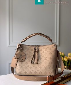 Túi xách LV Louis Vuitton Beaubourg Hobo siêu cấp màu đen khoác vai hoặc xách tay chất liệu da bê mahina cao cấp. Túi chuẩn fom đầy đủ logo của hãng thời trang, túi bao gồm hộp hóa đơn thẻ cực sịn sò. Hàng víp chất lượng cực đẹp.  Size: 221.5x24x12cm  Giá: Inbox  SDT: 0979539750  Giao hàng toàn quốc