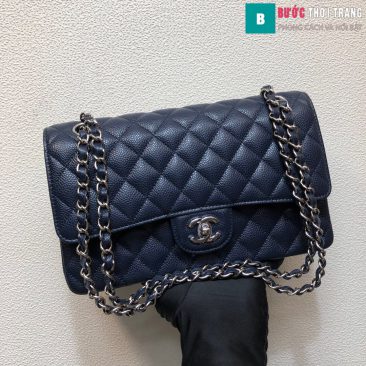  Túi xách Chanel Classic siêu cấp chất liệu da bê kiểu đeo chéo hoặc khoác vai. Túi chuẩn fom đầy đủ logo của hãng thời trang, túi bao gồm hộp hóa đơn thẻ cực sịn sò. Hàng víp chất lượng cực đẹp.  Size: 25x14x7cm  Giá: Inbox  SDT: 0979539750  Giao hàng toàn quốc
