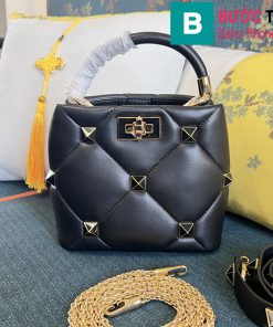 Túi Xách Valentino Small Roman Stud siêu cấp da bê màu đen size 21cm
