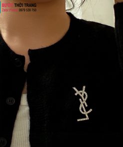 Cài áo Yves Saint Laurent chữ YSL
