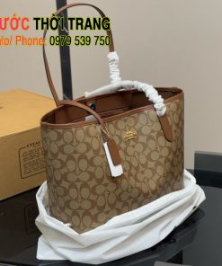 Túi xách Coach tote size 35cm giúp bạn có thể đựng được rất nhiều đồ
