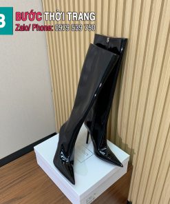 Bốt cao gót mũi nhọn Amina Muaddi màu đen cao 10cm, đế nhọn