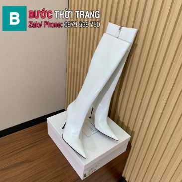 Bốt cao gót mũi nhọn Amina Muaddi màu trắng cao 10cm, đế nhọn