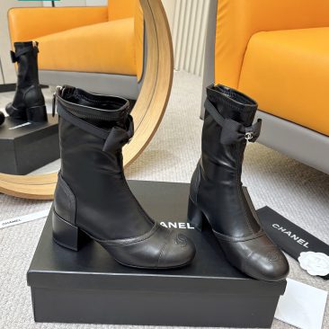 Bốt Chanel cao cổ, chất da bò mềm mịn có khóa kéo thuận tiện