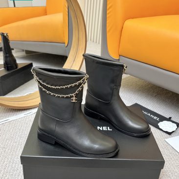 Bốt Chanel đế thấp cổ rộng màu đen da lì mềm