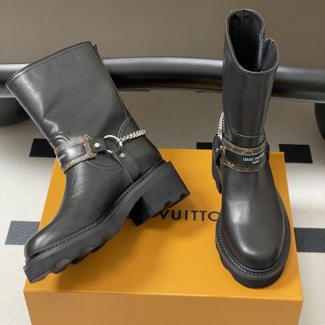 Bốt cao cổ LV siêu cấp màu đen chất da mềm mịn, có đế cao su bền bỉ