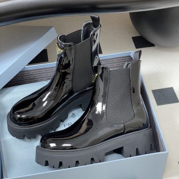 Bốt cao cổ PRADA màu đen siêu cấp da bóng, đế cao 5 cm phong cách