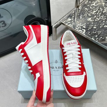 Giày thể thao Prada màu trắng đỏ phong cách