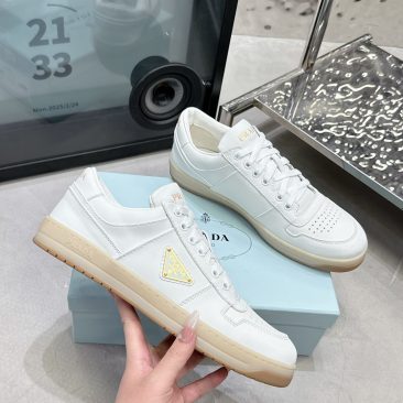 Giày thể thao Prada màu trắng phong cách