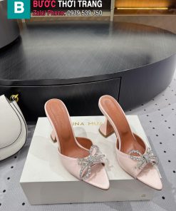 Guốc cao gót Amina Muaddi màu hồng nhẹ chất lụa mũi nhọn cao 9.5cm