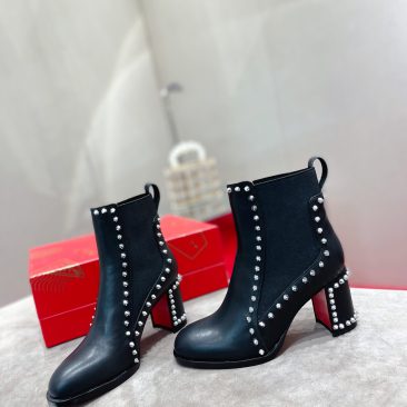 Bốt Christian Louboutin màu đen đính ngọc sang trọng, đế vuông chắc chắn