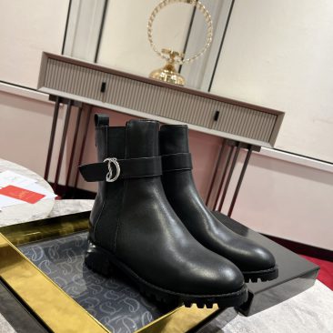 Bốt Christian Louboutin màu đen da bò mềm mịn mũi tròn sang trọng