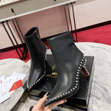 Bốt Christian Louboutin màu đen da bò mềm mịn mũi nhọn đính ngọc cá tính