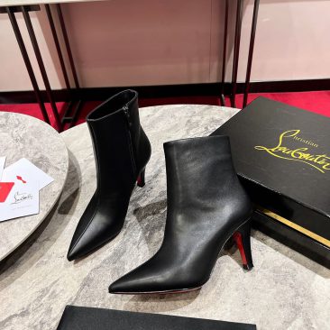 Bốt Christian Louboutin màu đen da bò mềm mịn mũi nhọn cá tính
