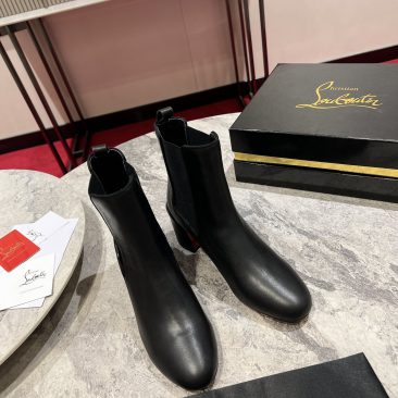 Bốt Christian Louboutin màu đen da bò mềm mịn mũi tròn và đế vuông sang trọng