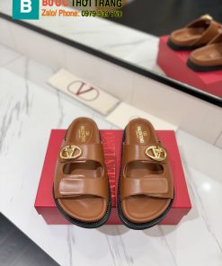 Dép bệt Valentino màu nâu chất da mềm đanh, logo sáng bóng rất đẹp
