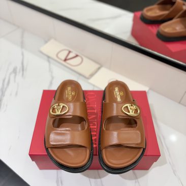 Dép bệt Valentino màu nâu chất da mềm đanh, logo sáng bóng rất đẹp