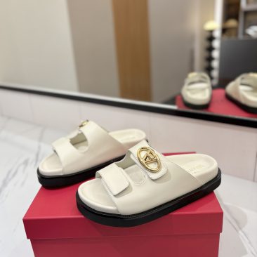 Dép bệt Valentino màu trắng chất da mềm đanh, logo sáng bóng rất đẹp