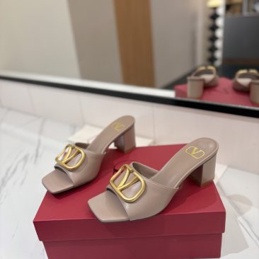 Dép cao gót Valentino màu ghi siêu cấp chất da mềm đanh logo vàng bóng, dép cao 6cm
