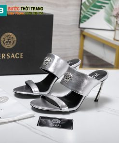 Dép cao gót Versace siêu cấp gót nhỏ màu bạc cao 8,5cm logo nổi bật
