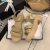 Dép sandal Chanel màu be đế cao tôn dáng logo nổi bật