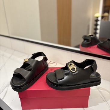 Dép xăng đan Valentino màu đen siêu cấp chất da mềm đanh, logo sáng bóng rất đẹp