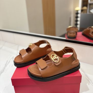 Dép xăng đan Valentino màu nâu siêu cấp chất da mềm đanh, logo sáng bóng rất đẹp