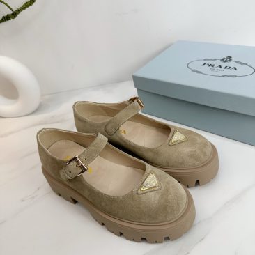 Giày Mary Jane Prada màu be đính logo nổi bật chất liệu da lộn mềm êm đế cao su bền bỉ