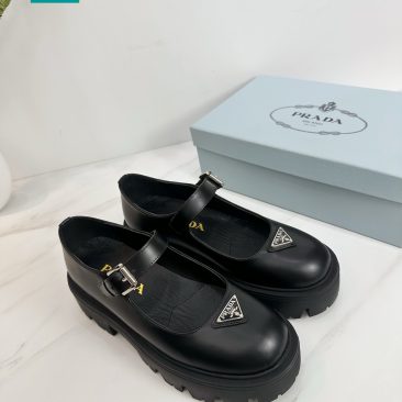 Giày Mary Jane Prada màu đen mũi tròn xinh xắn đính logo nổi bật
