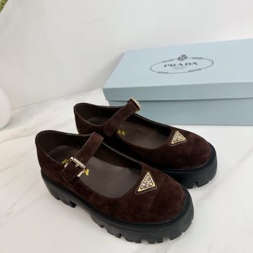 Giày Mary Jane Prada màu nâu trầm đính logo nổi bật chất liệu da lộn mềm êm đế cao su bền bỉ