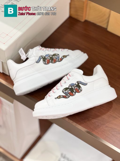 Giày thể thao Alexander McQueen cao 4.5cm màu trắng đính hạt hình rắn màu