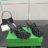 Bottega Veneta 2025SS siêu hot mùa hè này! Dép cao gót mũi vuông Riva Mule – kiểu dáng đan nhỏ tinh tế, siêu sang chảnh. Phiên bản mới BV toàn da thật với chi tiết đan thủ công cực bắt mắt, hot rần rần trên Ins & Tiểu Hồng Thư – được hàng loạt sao & KOLs lăng xê! Lên chân quyến rũ, tôn dáng, cực kỳ êm ái. Cảm giác thoải mái mà vẫn sang trọng, chất liệu dày dặn nhưng nhẹ chân. 🔹 Chất liệu: Da cừu Ý nhập khẩu (ngoại & lót & lót bàn chân đều 100% da thật). 🔹 Đế giày: Cao su ép thật nhập Ý, chống trượt – êm như đi mây. 🔹 Chiều cao gót: 9.0 cm (chuẩn như hàng chính hãng). 🔹 Size: 35–39 (nhận đặt size 40–43, không đổi trả). 🔹 Đặc biệt: Nhận làm không logo hoặc theo logo riêng khách yêu cầu. 🔹 Bao bì: Full hộp & túi chính hãng cao cấp, giống 100%. Toàn bộ sản phẩm được đặt khuôn, chế tác thủ công theo tiêu chuẩn nguyên bản — từ màu sắc, dáng giày, đến chất liệu. Mỗi đôi giày đều trải qua hơn 1 tháng thử nghiệm đế đúc, hoàn hảo đến từng chi tiết.