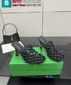 Bottega Veneta 2025SS siêu hot mùa hè này! Dép cao gót mũi vuông Riva Mule – kiểu dáng đan nhỏ tinh tế, siêu sang chảnh. Phiên bản mới BV toàn da thật với chi tiết đan thủ công cực bắt mắt, hot rần rần trên Ins & Tiểu Hồng Thư – được hàng loạt sao & KOLs lăng xê! Lên chân quyến rũ, tôn dáng, cực kỳ êm ái. Cảm giác thoải mái mà vẫn sang trọng, chất liệu dày dặn nhưng nhẹ chân. 🔹 Chất liệu: Da cừu Ý nhập khẩu (ngoại & lót & lót bàn chân đều 100% da thật). 🔹 Đế giày: Cao su ép thật nhập Ý, chống trượt – êm như đi mây. 🔹 Chiều cao gót: 9.0 cm (chuẩn như hàng chính hãng). 🔹 Size: 35–39 (nhận đặt size 40–43, không đổi trả). 🔹 Đặc biệt: Nhận làm không logo hoặc theo logo riêng khách yêu cầu. 🔹 Bao bì: Full hộp & túi chính hãng cao cấp, giống 100%. Toàn bộ sản phẩm được đặt khuôn, chế tác thủ công theo tiêu chuẩn nguyên bản — từ màu sắc, dáng giày, đến chất liệu. Mỗi đôi giày đều trải qua hơn 1 tháng thử nghiệm đế đúc, hoàn hảo đến từng chi tiết.