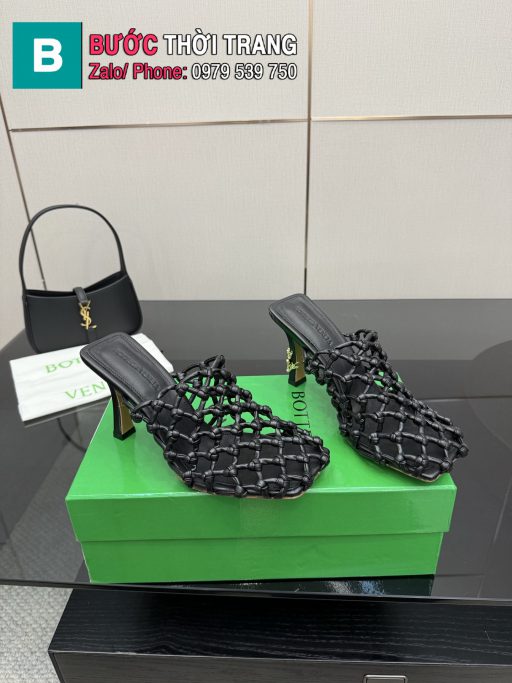 Bottega Veneta 2025SS siêu hot mùa hè này! Dép cao gót mũi vuông Riva Mule – kiểu dáng đan nhỏ tinh tế, siêu sang chảnh. Phiên bản mới BV toàn da thật với chi tiết đan thủ công cực bắt mắt, hot rần rần trên Ins & Tiểu Hồng Thư – được hàng loạt sao & KOLs lăng xê! Lên chân quyến rũ, tôn dáng, cực kỳ êm ái. Cảm giác thoải mái mà vẫn sang trọng, chất liệu dày dặn nhưng nhẹ chân. 🔹 Chất liệu: Da cừu Ý nhập khẩu (ngoại & lót & lót bàn chân đều 100% da thật). 🔹 Đế giày: Cao su ép thật nhập Ý, chống trượt – êm như đi mây. 🔹 Chiều cao gót: 9.0 cm (chuẩn như hàng chính hãng). 🔹 Size: 35–39 (nhận đặt size 40–43, không đổi trả). 🔹 Đặc biệt: Nhận làm không logo hoặc theo logo riêng khách yêu cầu. 🔹 Bao bì: Full hộp & túi chính hãng cao cấp, giống 100%. Toàn bộ sản phẩm được đặt khuôn, chế tác thủ công theo tiêu chuẩn nguyên bản — từ màu sắc, dáng giày, đến chất liệu. Mỗi đôi giày đều trải qua hơn 1 tháng thử nghiệm đế đúc, hoàn hảo đến từng chi tiết.