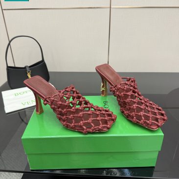 Giày cao gót Bottega Veneta mũi vuông đan sợi màu đỏ đô cao 9cm
