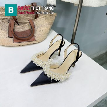 Thương hiệu thời trang độc quyền 🔥 MACH & MACH 25FW — Mẫu giày cao gót hở gót mới nhất Xuân Hè! Thiết kế sang trọng với chất liệu lụa satin cao cấp, điểm xuyết ngọc trai tinh tế 💎 Đôi giày dành cho “nàng thơ hiện đại” — thanh lịch, quyến rũ, tôn dáng tuyệt đối! ✨ Tối giản nhưng không hề đơn giản — đỉnh cao của phong cách khí chất 💃 Phù hợp cả cho ngày thường hay những buổi tiệc sang trọng — giúp bạn luôn nổi bật, thu hút mọi ánh nhìn! Chất liệu: Lụa satin nhập khẩu, mềm mịn như mây, nhẹ và thoáng Lót trong: Da cừu cao cấp, êm ái, dễ chịu Đế: Da thật nhập khẩu từ Ý Chiều cao gót: 9.5cm Size: 35–41 (Size 40/41 đặt trước, không đổi trả) Kèm hộp full set bản gốc