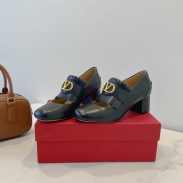 Giày cao gót nữ Valentino Garavani màu đen da bò cao cấp thiết kế thanh lịch