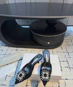 Giày cao gót nữ Manolo Blahnik cao cấp màu đen đậm đính ngọc lấp lánh đế cao 5cm