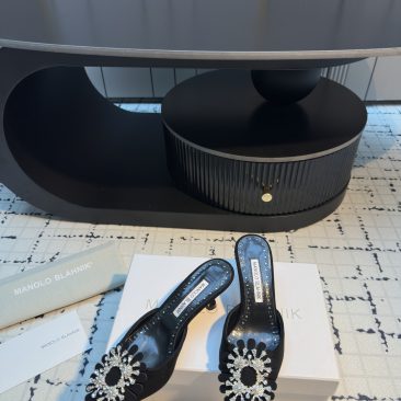 Giày cao gót nữ Manolo Blahnik cao cấp màu đen đậm đính ngọc lấp lánh đế cao 5cm