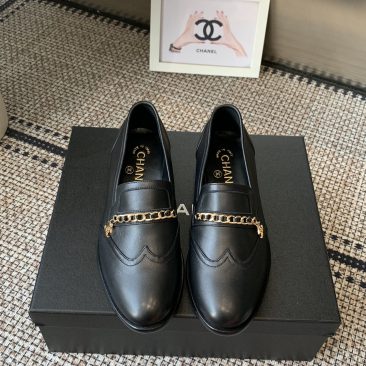 Giày lười Chanel màu đen da bò, thiết kế dây xích kim loại màu vàng ở phần thân sang trọng