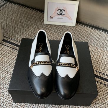 Giày lười Chanel màu trắng đen da bò, thiết kế dây xích kim loại màu vàng ở phần thân sang trọng