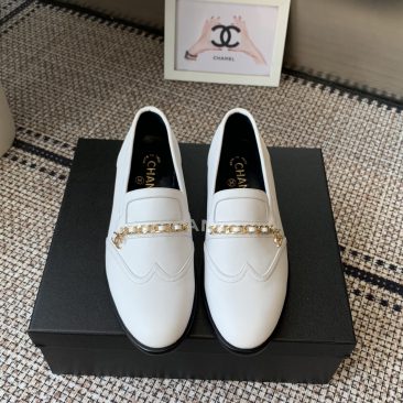 Giày lười Chanel màu trắng da bò, thiết kế dây xích kim loại màu vàng ở phần thân sang trọng