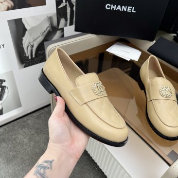 Giày lười nữ Chanel màu be đính logo nổi bật dòng siêu cấp