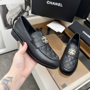 Giày lười nữ Chanel màu đen đính logo nổi bật dòng siêu cấp