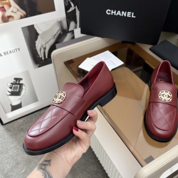 Giày lười nữ Chanel màu đỏ đô đính logo nổi bật dòng siêu cấp