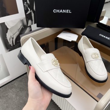 Giày lười nữ Chanel màu trắng đính logo nổi bật dòng siêu cấp