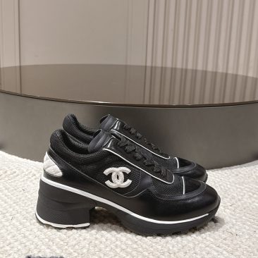 Giày sneaker cao gót Chanel 2025 màu đen logo nổi bật phong cách sang trọng