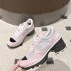Giày sneaker cao gót Chanel 2025 màu hồng đen logo nổi bật phong cách sang trọng